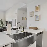 Cozy Charm - Spacious, Parking, Balcony, Gym Apartment Charlotte