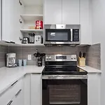 Bright Uptown Bliss - Free Parking, Walkable, Views *
