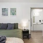 Bright Uptown Bliss - Free Parking, Walkable, Views Apartment