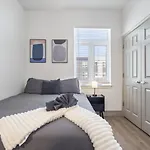 Bright Uptown Bliss - Free Parking, Walkable, Views *