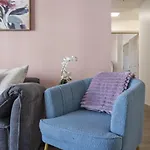 Bright Uptown Bliss - Free Parking, Walkable, Views Apartment