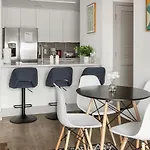 Urban Retreat - Free Parking, Wifi, Walk To Stadium *