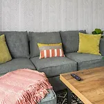 Urban Retreat - Free Parking, Wifi, Walk To Stadium