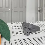 Urban Retreat - Free Parking, Wifi, Walk To Stadium Apartment