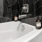 Urban Retreat - Free Parking, Wifi, Walk To Stadium *