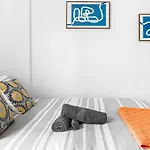 Urban Retreat - Free Parking, Wifi, Walk To Stadium Apartment *