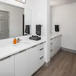 Urban Retreat - Free Parking, Wifi, Walk To Stadium Apartment