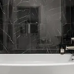 Urban Retreat - Free Parking, Wifi, Walk To Stadium Apartment *