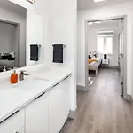 Urban Retreat - Free Parking, Wifi, Walk To Stadium Apartment