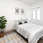Urban Retreat - Free Parking, Wifi, Walk To Stadium *