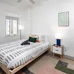 Urban Retreat - Free Parking, Wifi, Walk To Stadium