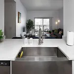 Urban Retreat - Free Parking, Wifi, Walk To Stadium Apartment