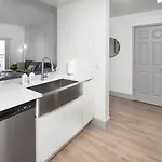 Urban Retreat - Free Parking, Wifi, Walk To Stadium Apartment *