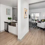 Urban Retreat - Free Parking, Wifi, Walk To Stadium Apartment