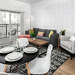 Urban Retreat - Free Parking, Wifi, Walk To Stadium Apartment *