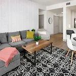Urban Retreat - Free Parking, Wifi, Walk To Stadium Apartment *