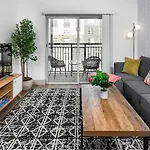 Urban Retreat - Free Parking, Wifi, Walk To Stadium