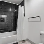 Midnight Marvel - Amazing Views, Free Parking
