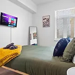 Midnight Marvel - Amazing Views, Free Parking Apartment *