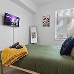 Midnight Marvel - Amazing Views, Free Parking Apartment