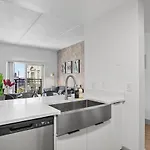 Midnight Marvel - Amazing Views, Free Parking Apartment *