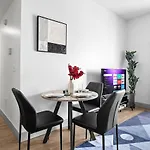 Midnight Marvel - Amazing Views, Free Parking Apartment