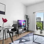 Midnight Marvel - Amazing Views, Free Parking Apartment *