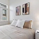Uptown Luxury - Floor King Suite, Free Parking Apartment *