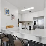 Uptown Luxury - Floor King Suite, Free Parking *