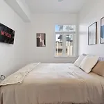 Uptown Luxury - Floor King Suite, Free Parking Apartment *