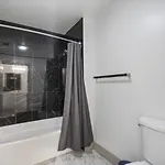 Uptown Luxury - Floor King Suite, Free Parking *
