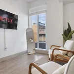 Uptown Luxury - Floor King Suite, Free Parking Apartment *