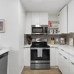 Uptown Luxury - Floor King Suite, Free Parking *