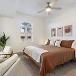 Uptown Luxury - Top Floor King Suite, Free Parking