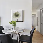 Uptown Luxury - Floor King Suite, Free Parking Apartment