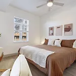 Apartment Uptown Luxury - Floor King Suite, Free Parking