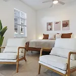 Apartment Uptown Luxury - Floor King Suite, Free Parking *