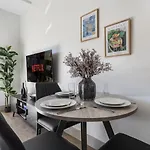 Modern Marvel - Free Parking, Gym, Near Stadium