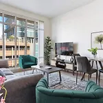 Uptown Luxury - Floor King Suite, Free Parking Apartment *