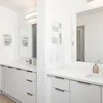 The Hornet - Cozy And Spacious 3br - Free Parking - Views - 2 Mins To Stadium Apartment Charlotte