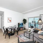 The Hornet - Cozy And Spacious 3br - Free Parking - Views - 2 Mins To Stadium Apartment *