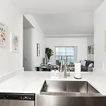 Apartment The Hornet - Cozy And Spacious 3br - Free Parking - Views - 2 Mins To Stadium *