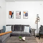 Apartment The Hornet - Cozy And Spacious 3br - Free Parking - Views - 2 Mins To Stadium *