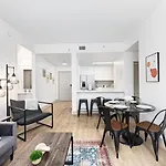 The Hornet - Cozy And Spacious 3br - Free Parking - Views - 2 Mins To Stadium Apartment Charlotte