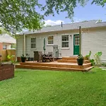 Open And Modern 2 Bedroom Retreat Near Noda