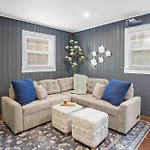 Holiday home Elegant 4bd Retreat - Backyard Bbq & Theater *