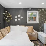 Elegant 4bd Retreat - Backyard Bbq & Theater Holiday home Charlotte