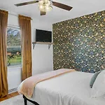Elegant 4bd Retreat - Backyard Bbq & Theater Charlotte