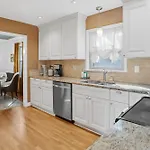 Holiday home Elegant 4bd Retreat - Backyard Bbq & Theater