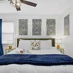Holiday home Elegant 4bd Retreat - Backyard Bbq & Theater *